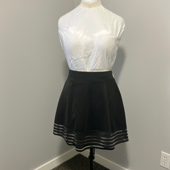 Black mini skirt - Picture 1 of 3